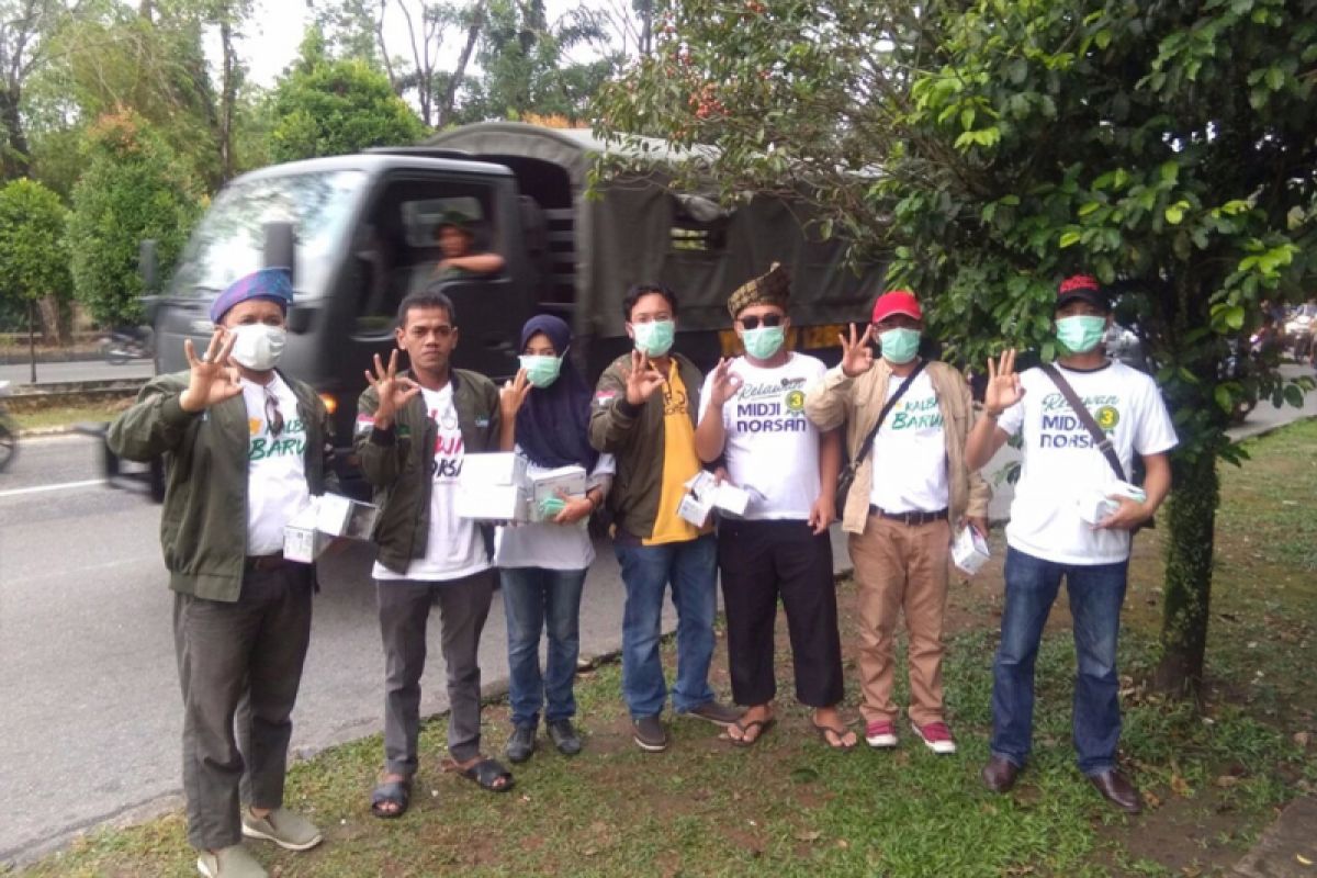 Relawan Sutarmidji-Norsan bagikan masker gratis