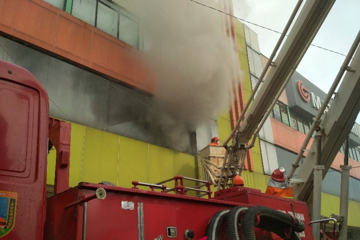 Matahari Mall Kudus terbakar (VIDEO)