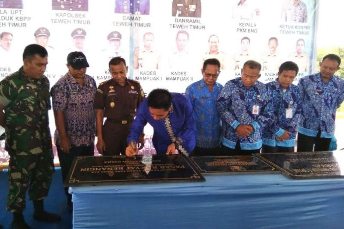 Bupati Nadalsyah resmikan tiga fasilitas umum kecamatan di Barut