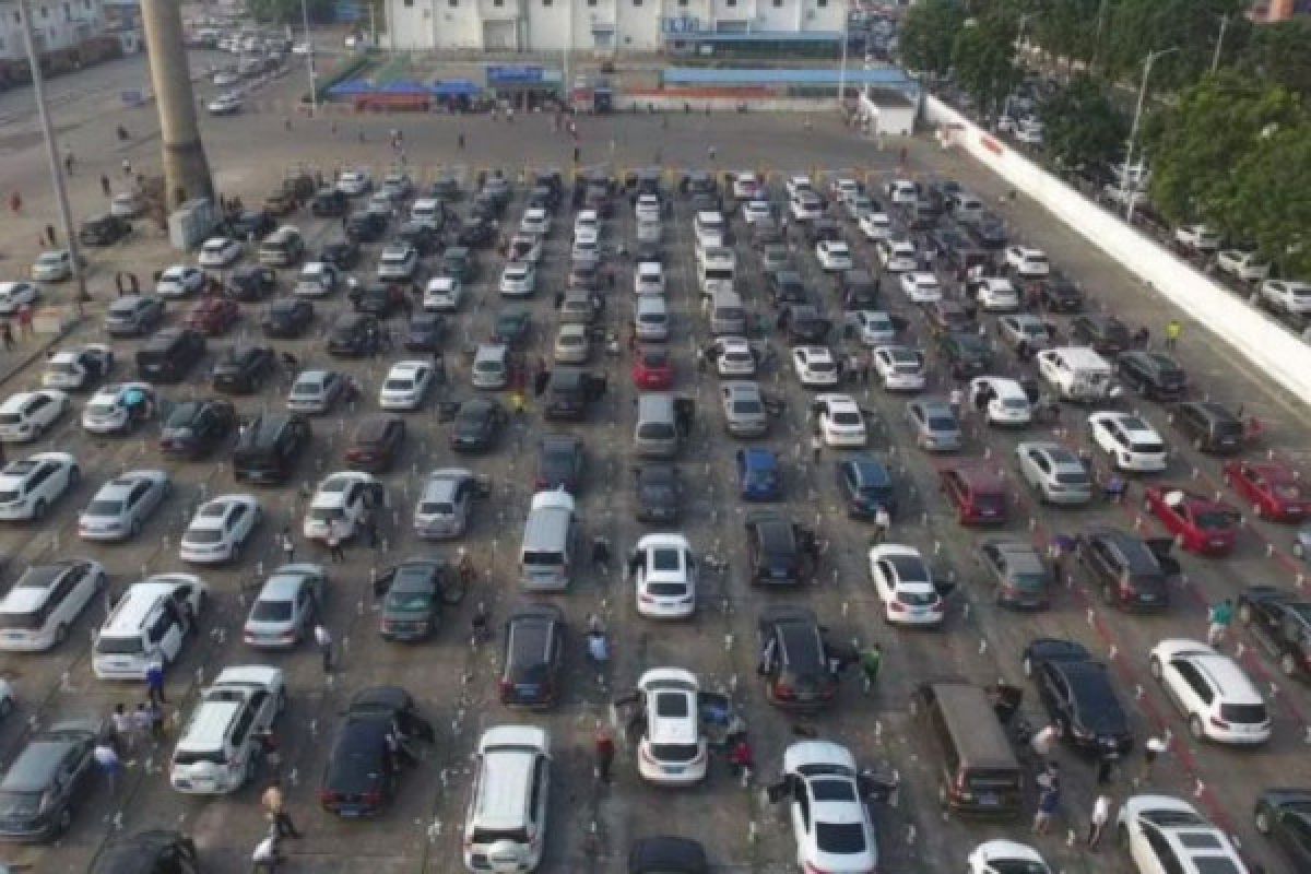 12.000 mobil wisatawan telantar di Pelabuhan Hainan