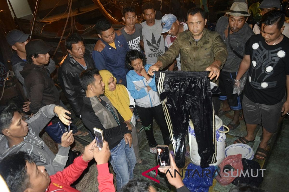 Nelayan Aceh temukan blong berisikan baju