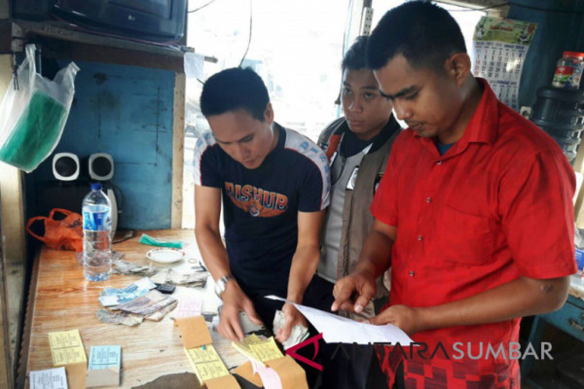 Petugas Dishub terkena OTT di Terminal Bareh Solok