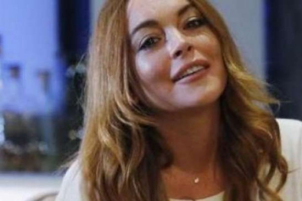 Pakai Kerudung di Acara Peragaan Busana Inggris, Lindsay Lohan Masuk Islam?
