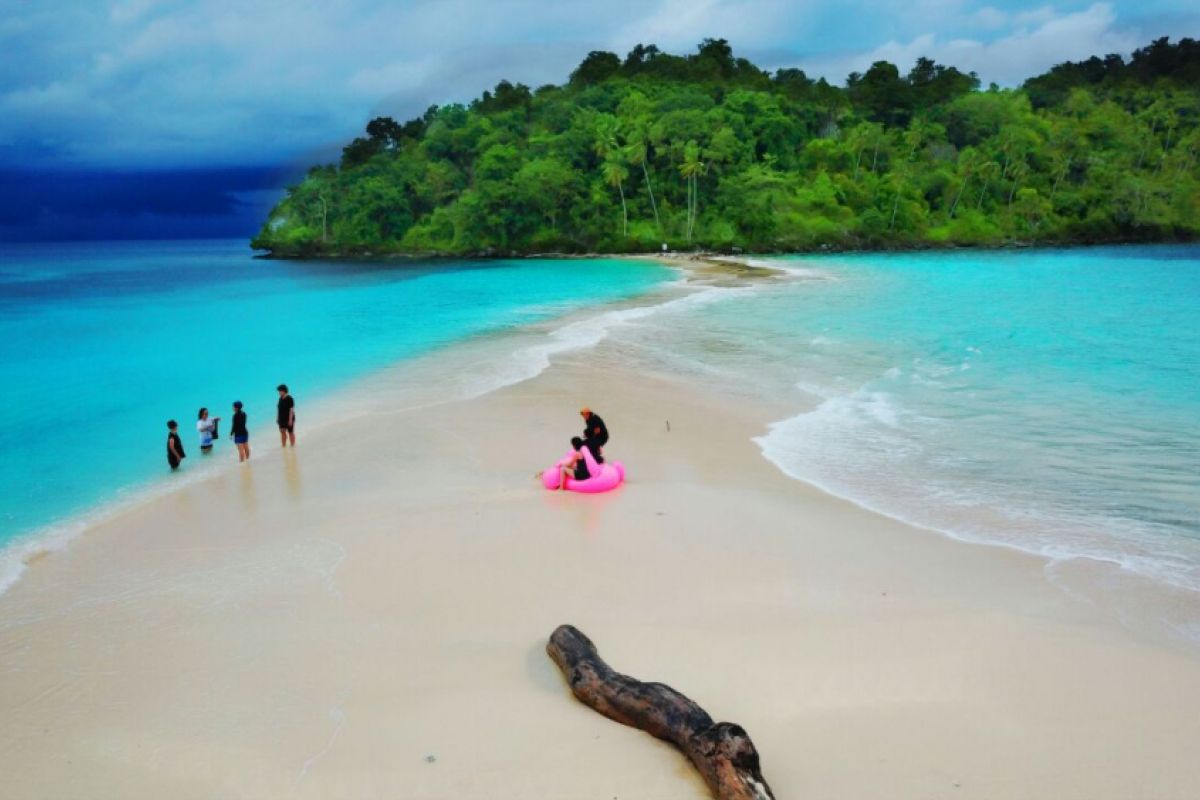 Melihat Keindahan Pasir Putih Pulau Bogisa