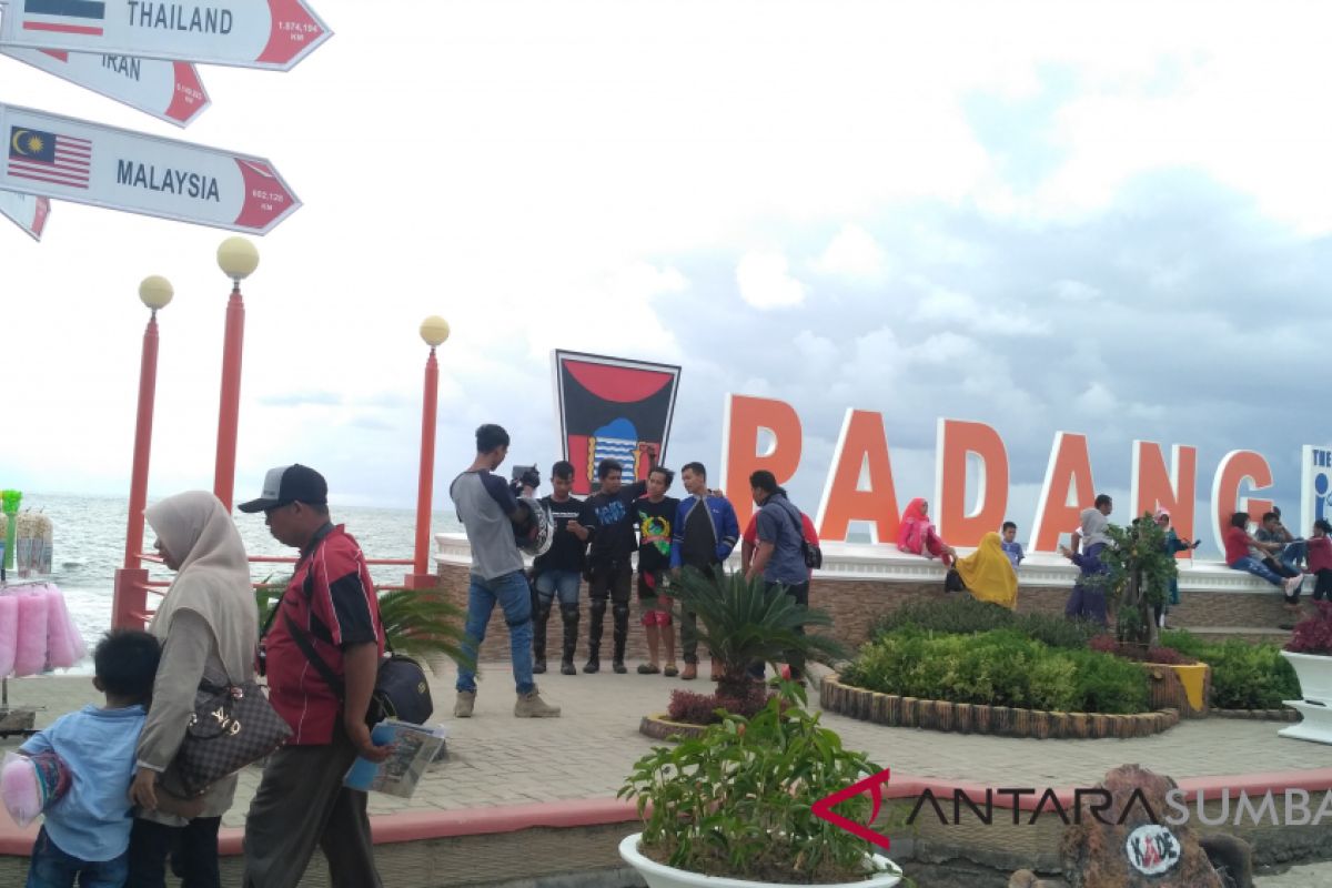 Wisatawan luar Sumbar padati kawasan Pantai Padang selama libur panjang