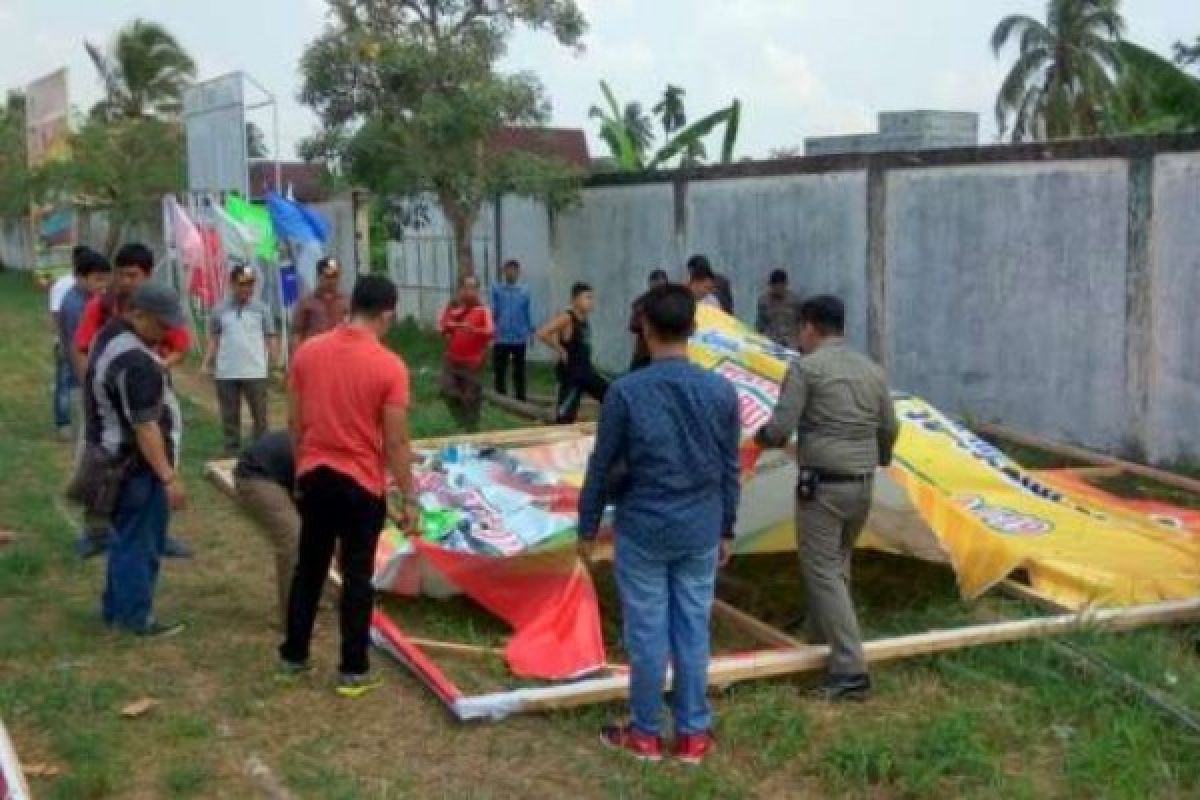 Panwaslu Rohil Tertibkan APK Cagub-Cawagub Riau di Kantor Parpol 