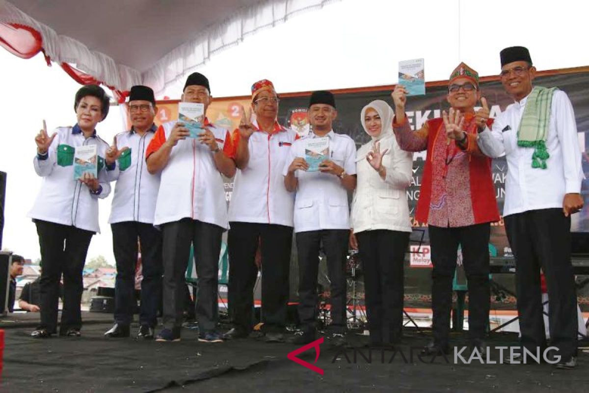 Wali Kota Palangka Raya serahkan buku RPJMD pada keempat paslon