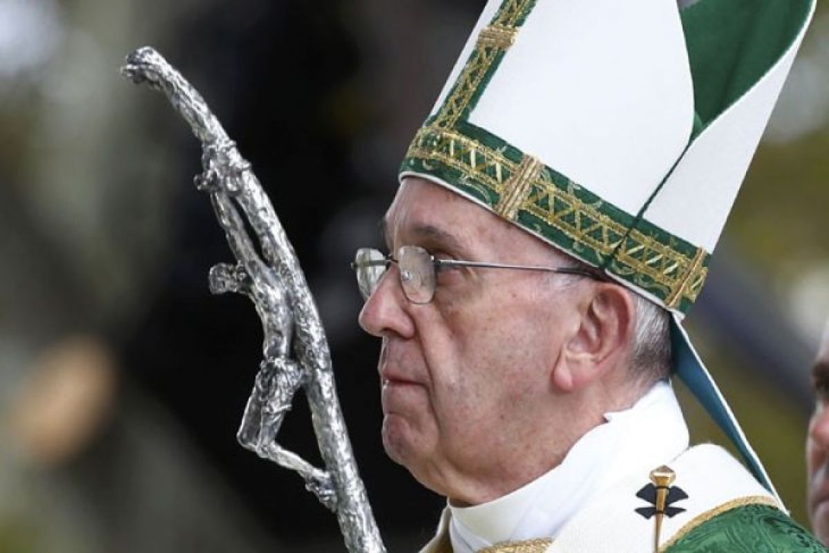Paus Serukan Penghentian Pembuangan Sampah Plastik di Lautan