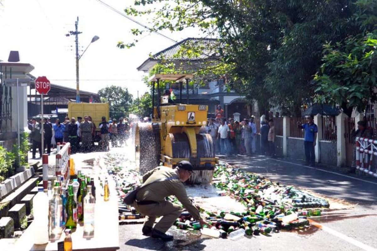 Ribuan botol minuman beralkohol hasil sitaan di Banyumas dimusnahkan