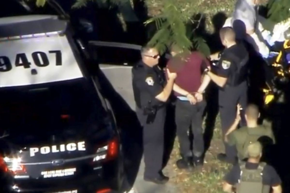 Penembakan di sekolah menengah Florida tewaskan 17 orang