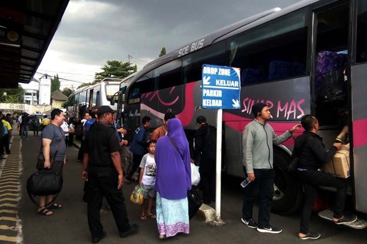 108 penumpang kereta diangkut bus ke Jakarta