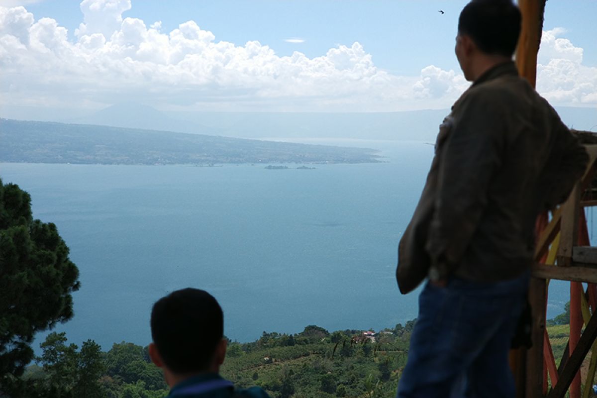 Menikmati Danau Toba di Puncak Simarjarunjung