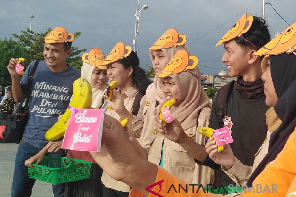 Puluhan pisang dibagikan sebagai kampanye penyelamatan orang utan