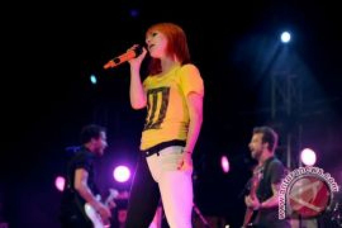 Paramore menyesal tunda konser di Indonesia