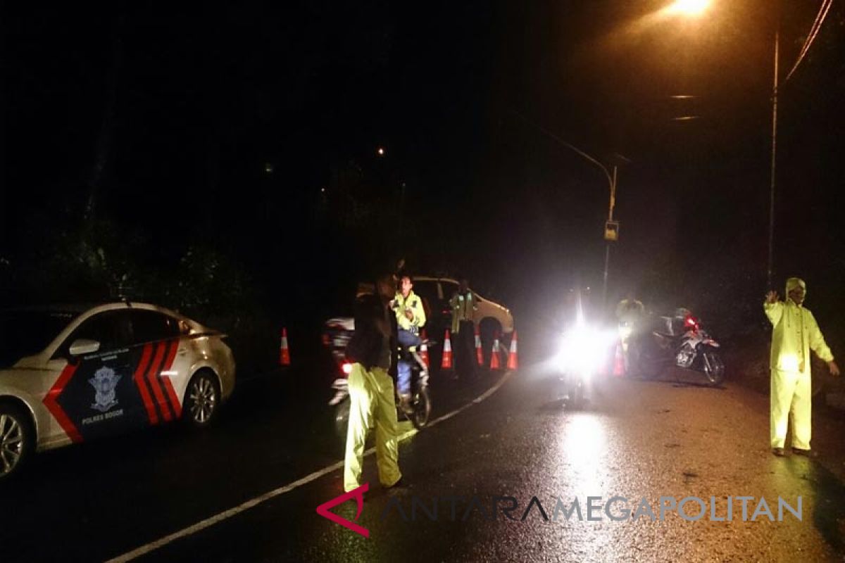 Masih terjadi hujan, polisi tutup sebagian jalur puncak