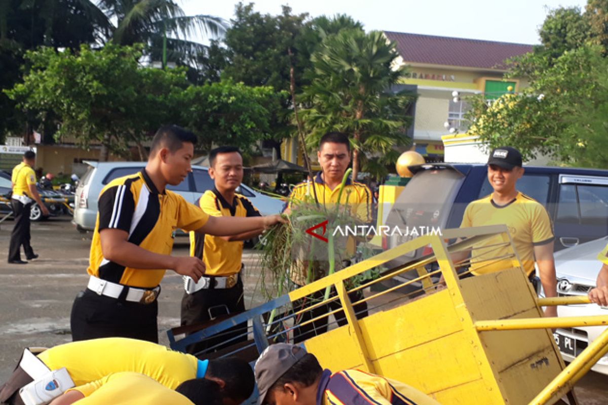 Ratusan Polisi Bersih-Bersih Masjid Jamik Sumenep