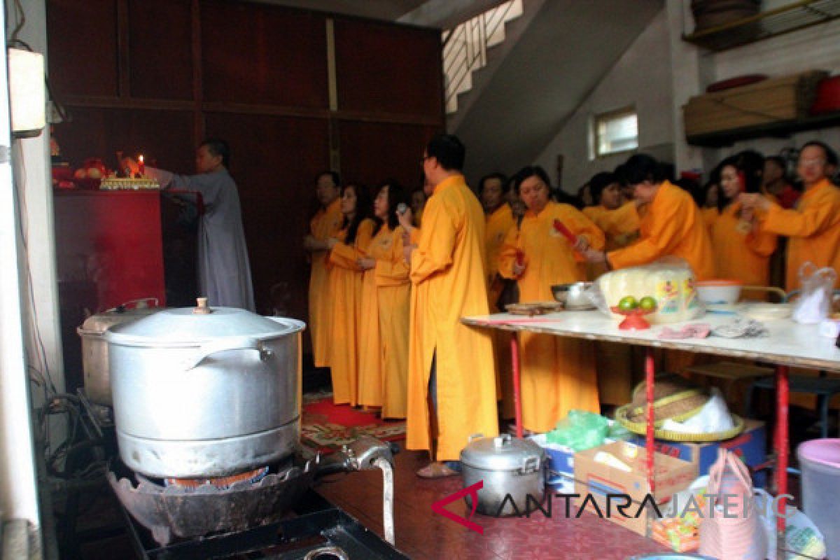 Umat Tri Dharma Magelang sembayang sang An