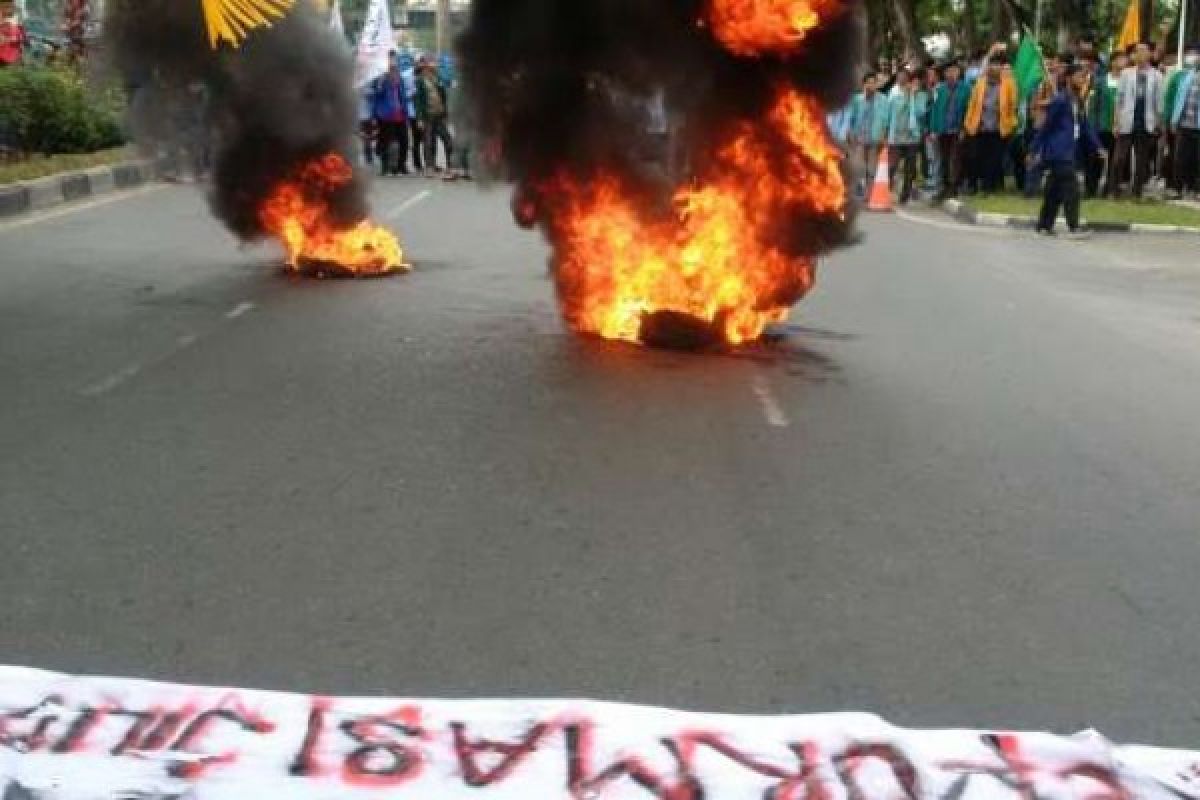Ratusan Mahasiswa BEM se-Indonesia Blokir Jalan depan DPRD Riau dengan Bakar Ban