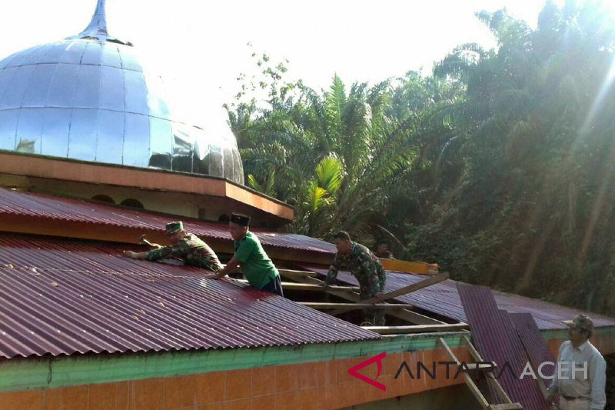 TNI dan warga rehap atap masjid
