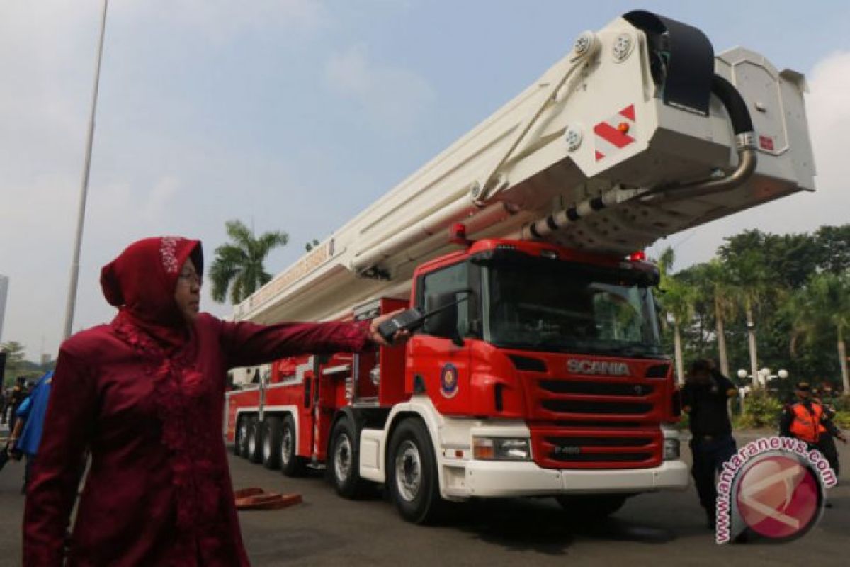 Risma hubungi kepala damkar dunia sebelum beli unit tercanggih