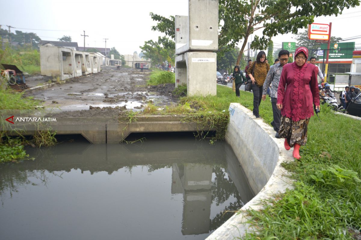 Risma Dampingi KPK Tinjau Pengerjaan Box Culvert di Surabaya