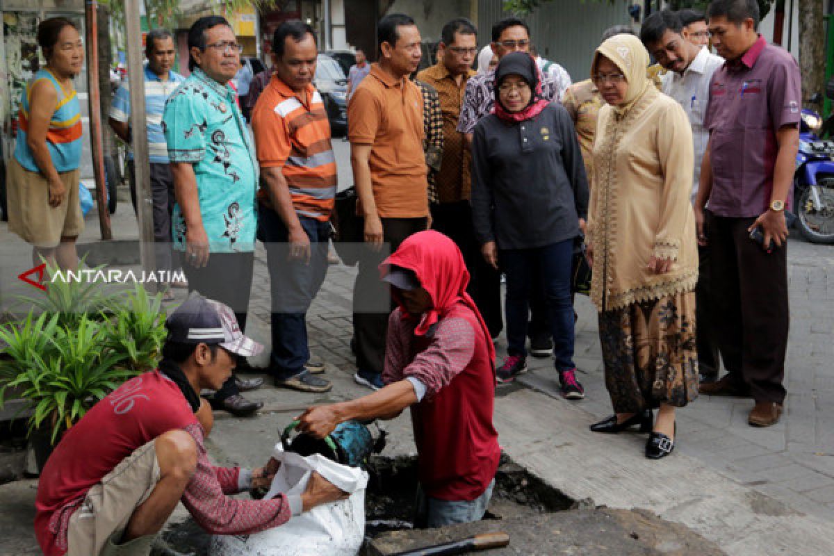 Risma Minta Dua OPD Surabaya Fokus Kerjakan Saluran Air