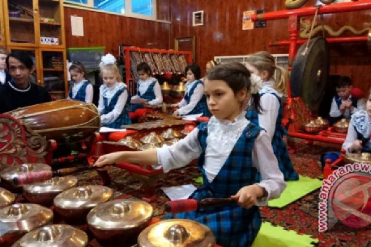 Siswa SD Rusia sangat antusias berlatih mainkan gamelan