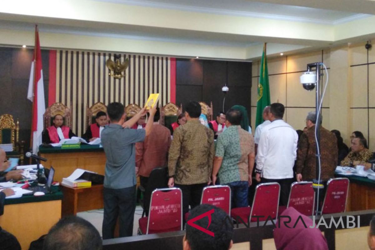 Anggota dewan diperiksa dipersidangan suap APBD