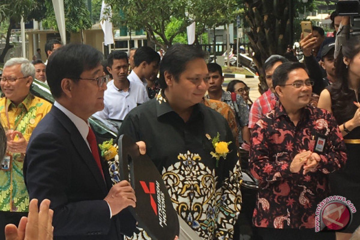 Mitsubishi Motors serahkan 10 kendaraan listrik untuk Indonesia