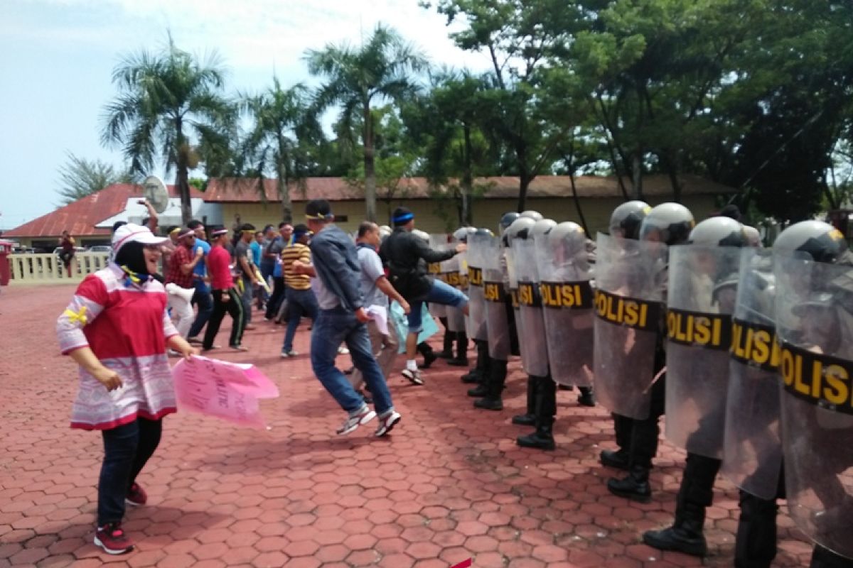 Polres Nias simulasi antisipasi kerusuhan pilkada