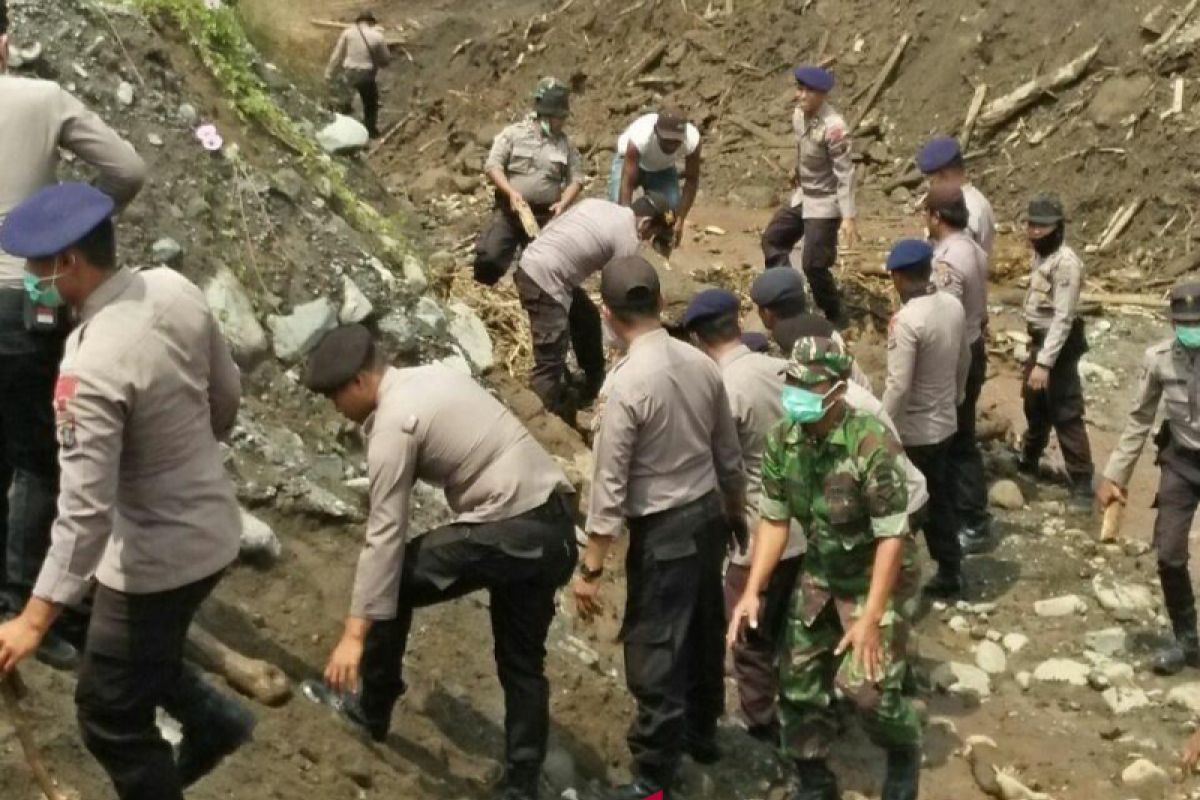 TNI-Polri bersihkan sisa material lahar dingin