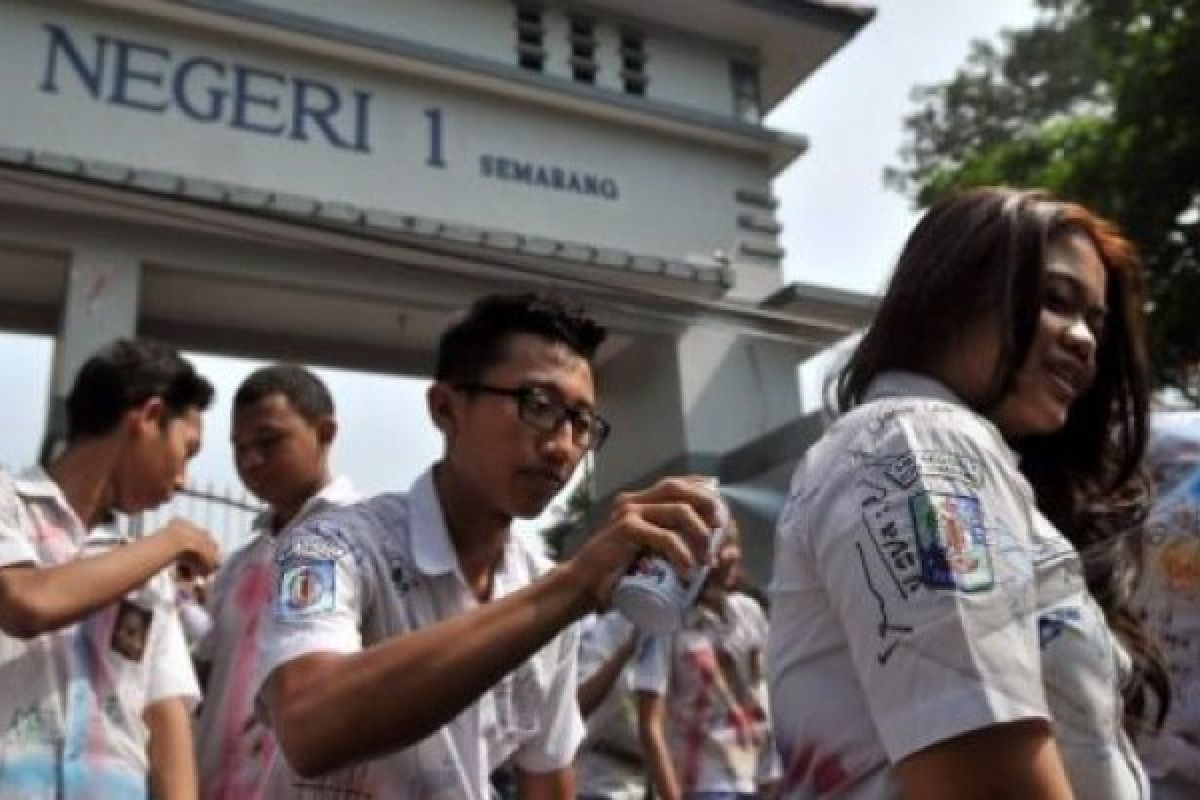 Puluhan Siswa Rela Berjalan Kaki Demi Sekolah