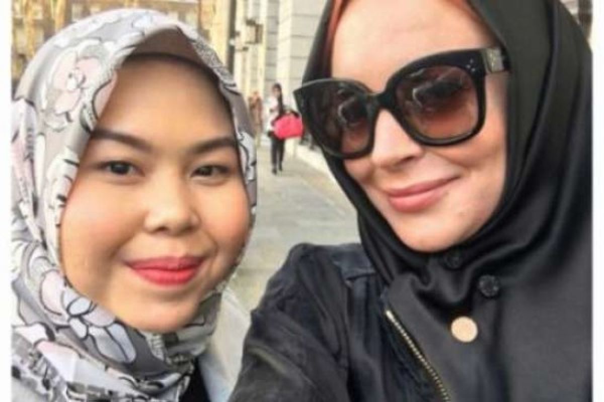 Subhanallah, Ternyata Perempuan Indonesia ini Dibalik Pakai Jilbabnya Aktris Hollywood Lindsay Lohan