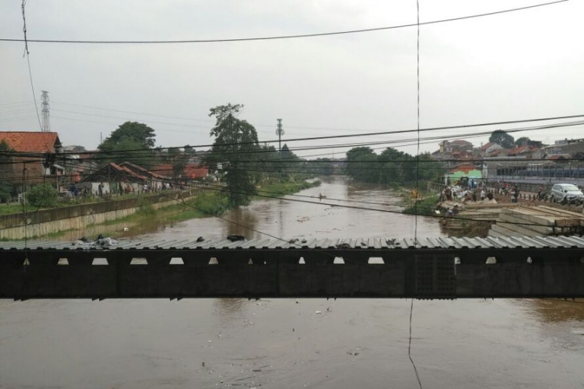 60 polisi dan tentara siaga di Rawajati antisipasi dampak banjir