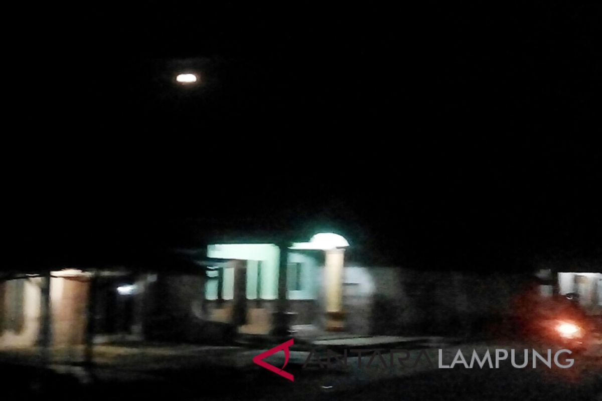 Bulan terlihat separuh di Lampung Timur