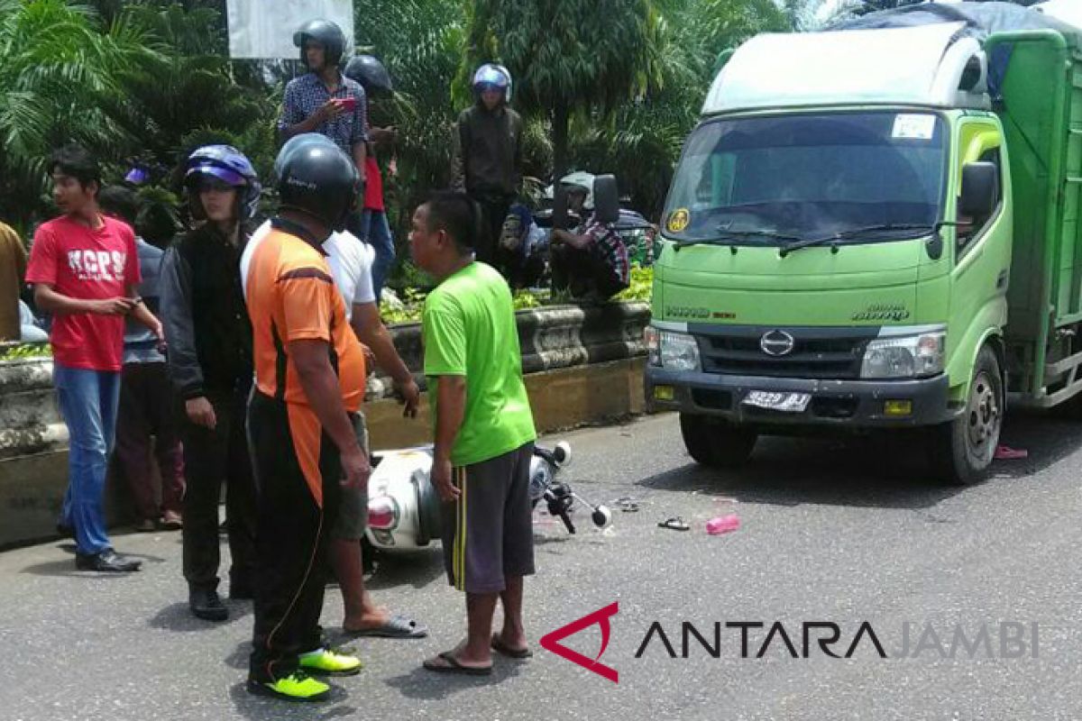 Guru SMP tewas tertabrak truk batu bara