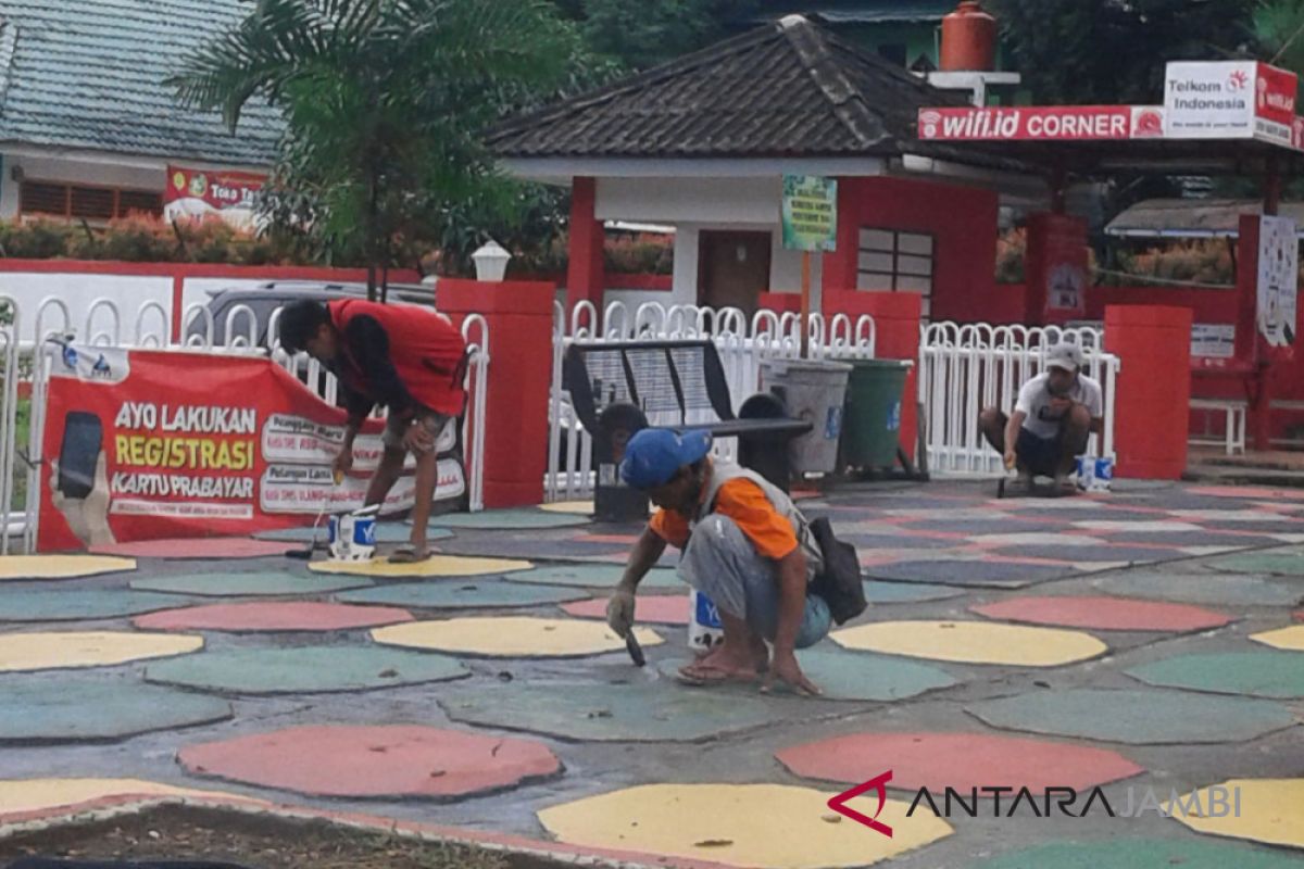 Trotoar 'warna-warni' pedestrian jomblo dicat ulang