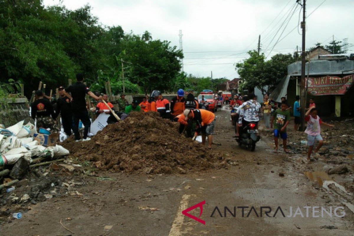 Tanggul sungai jebol di Kudus mulai diperbaiki