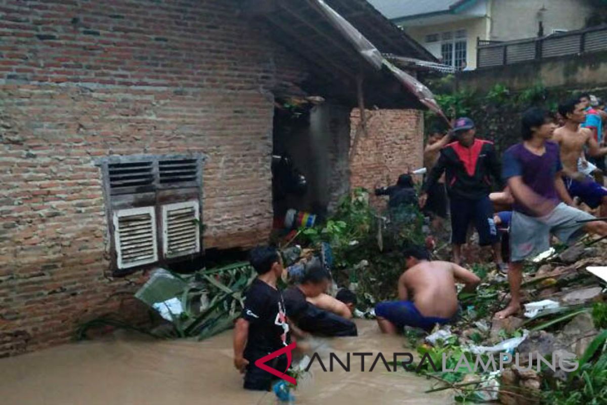 Pemkot Bandarlampung berikan bantuan korban longsor