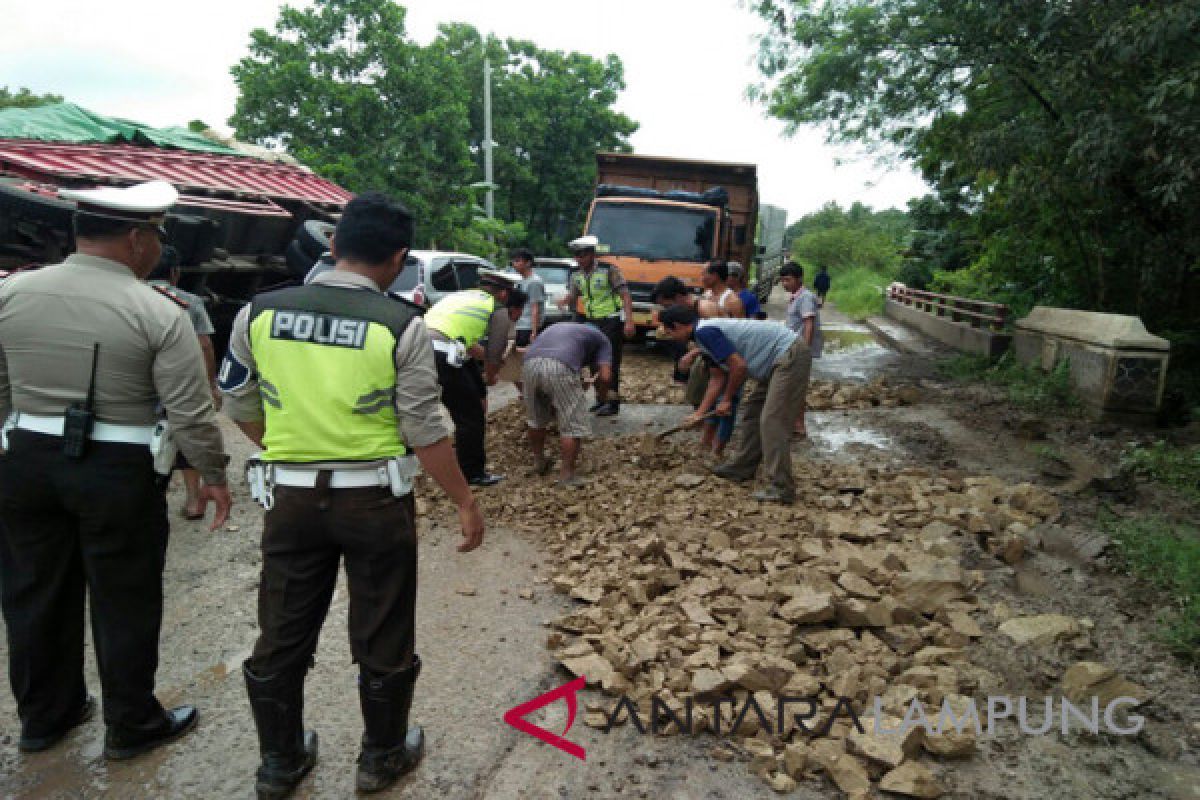 Pengguna jalan keluhkan kerusakan Jalintim Lampung-Sumsel