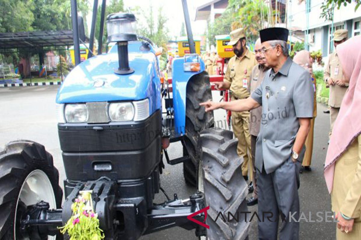 Traktor Untuk Petani Karang Intan dan Aranio