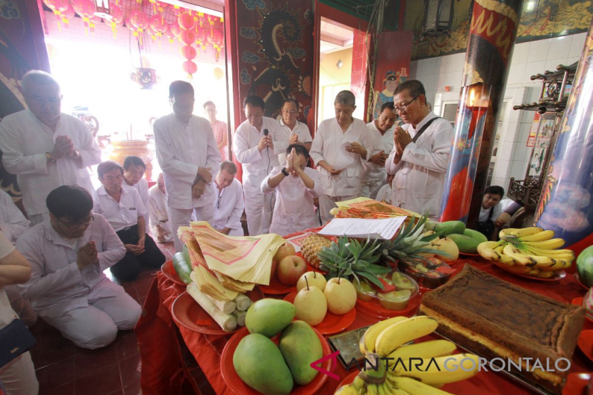 Umat Tridharma Gorontalo Laksanakan Sembahyang 