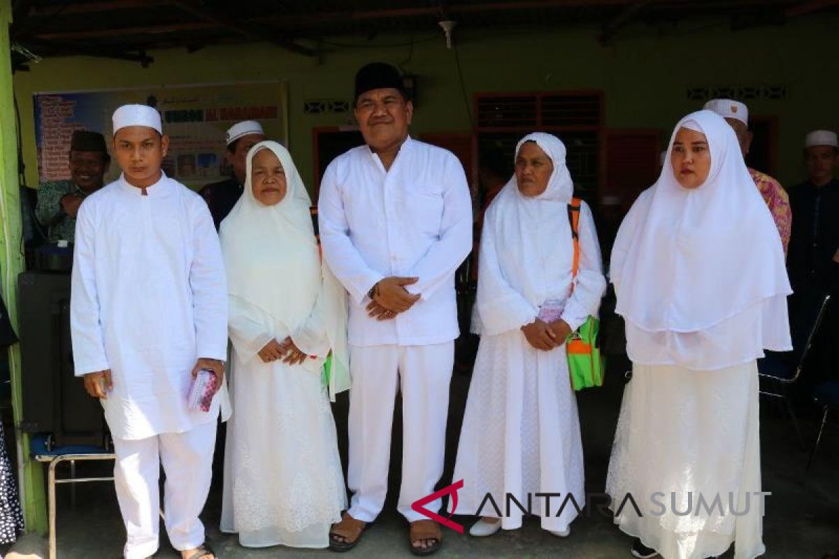 Hari ini Wabup Tapsel dan keluarga umroh