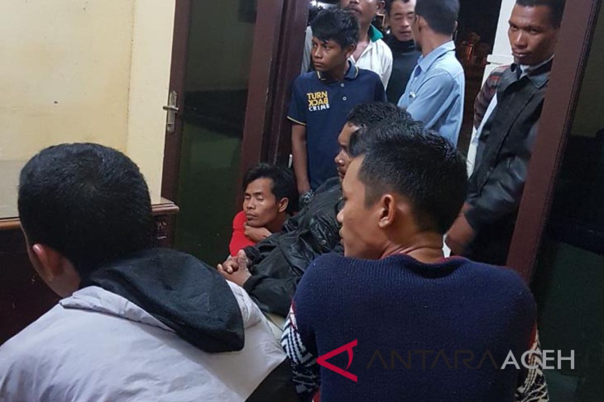 Warga Singkil bakar pos jaga perusahaan