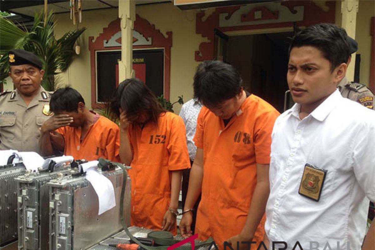 Polsek Denpasar Barat ringkus pencuri penguat jaringan PT Telkomsel