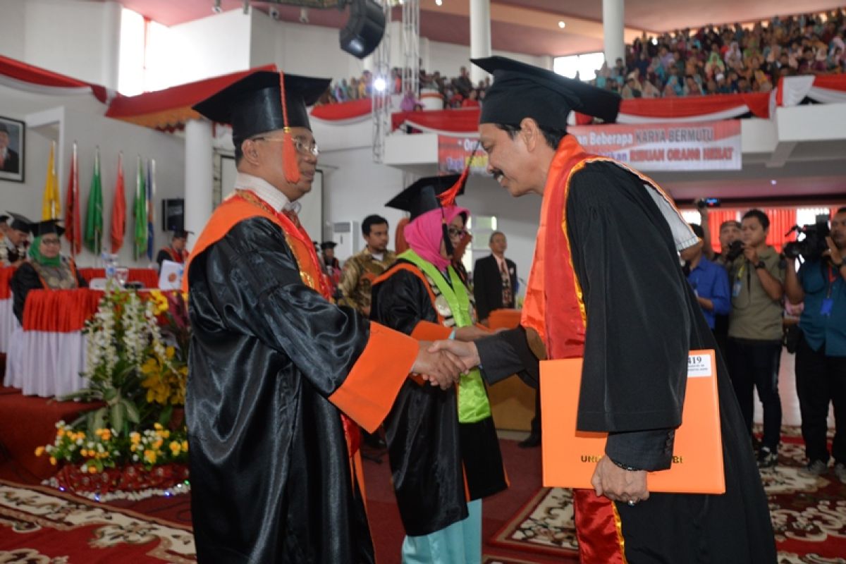 Universitas Jambi wisuda 979 lulusan