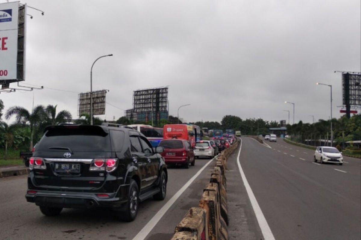 Ganjil-genap picu pergerakan kendaraan lebih pagi masuk Tol Bekasi