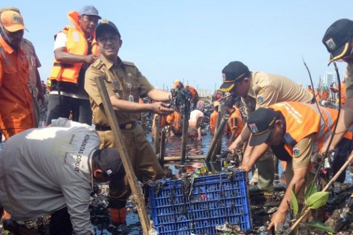 Anies Baswedan imbau warga Jakarta tak buang sampah sembarangan