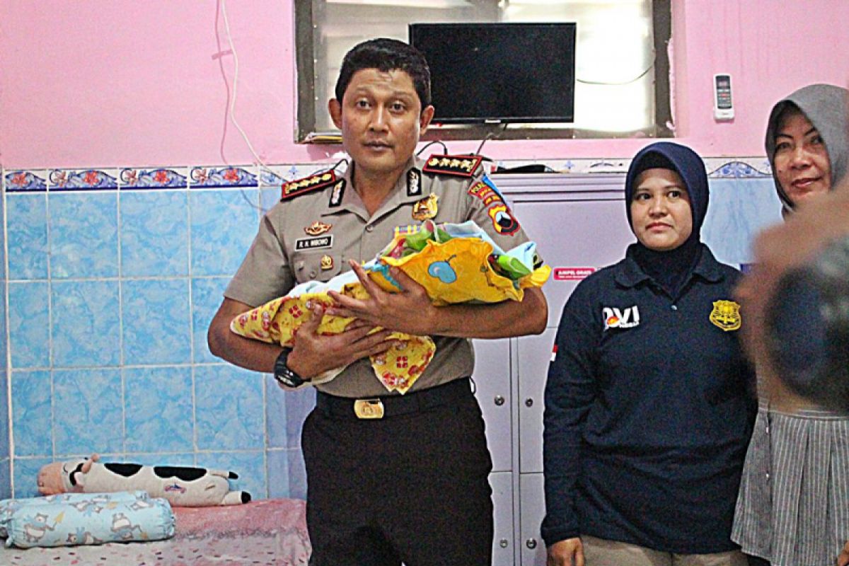 Polisi mencari orang tua bayi ditelantarkan