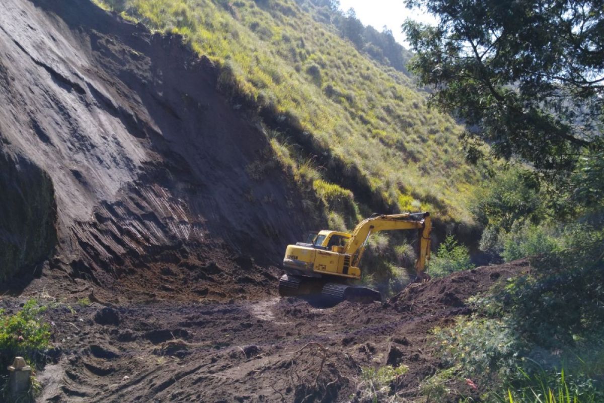 Alat Berat Dikerahkan Untuk Bersihkan Longsor di Gunung Bromo